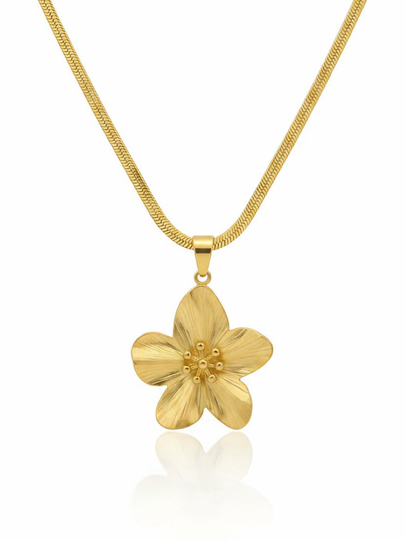 Collana Flower di GLAMORIZE STUDIO con pendenti floreali in metallo dorato su sfondo bianco, dettagli eleganti e raffinati.