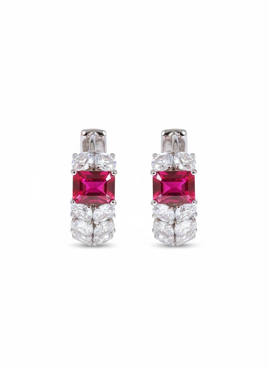 Orecchini Sofia in argento 925 di Glamourize Studio, eleganti con design raffinato, visibili in primo piano.