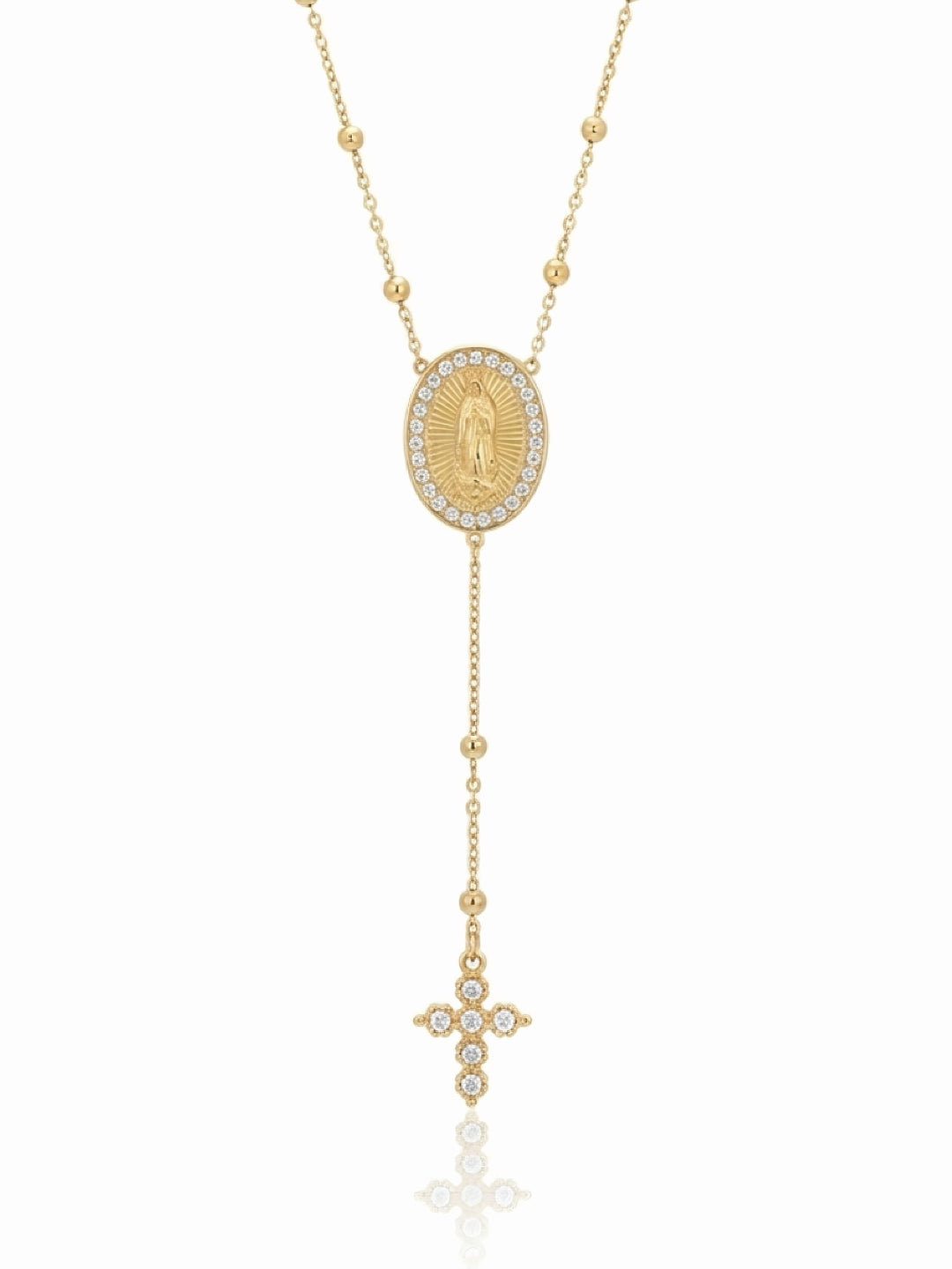 Collana Rosarium di Glamoriz Studio con pendente a fiore e dettagli eleganti, indossata su sfondo neutro.