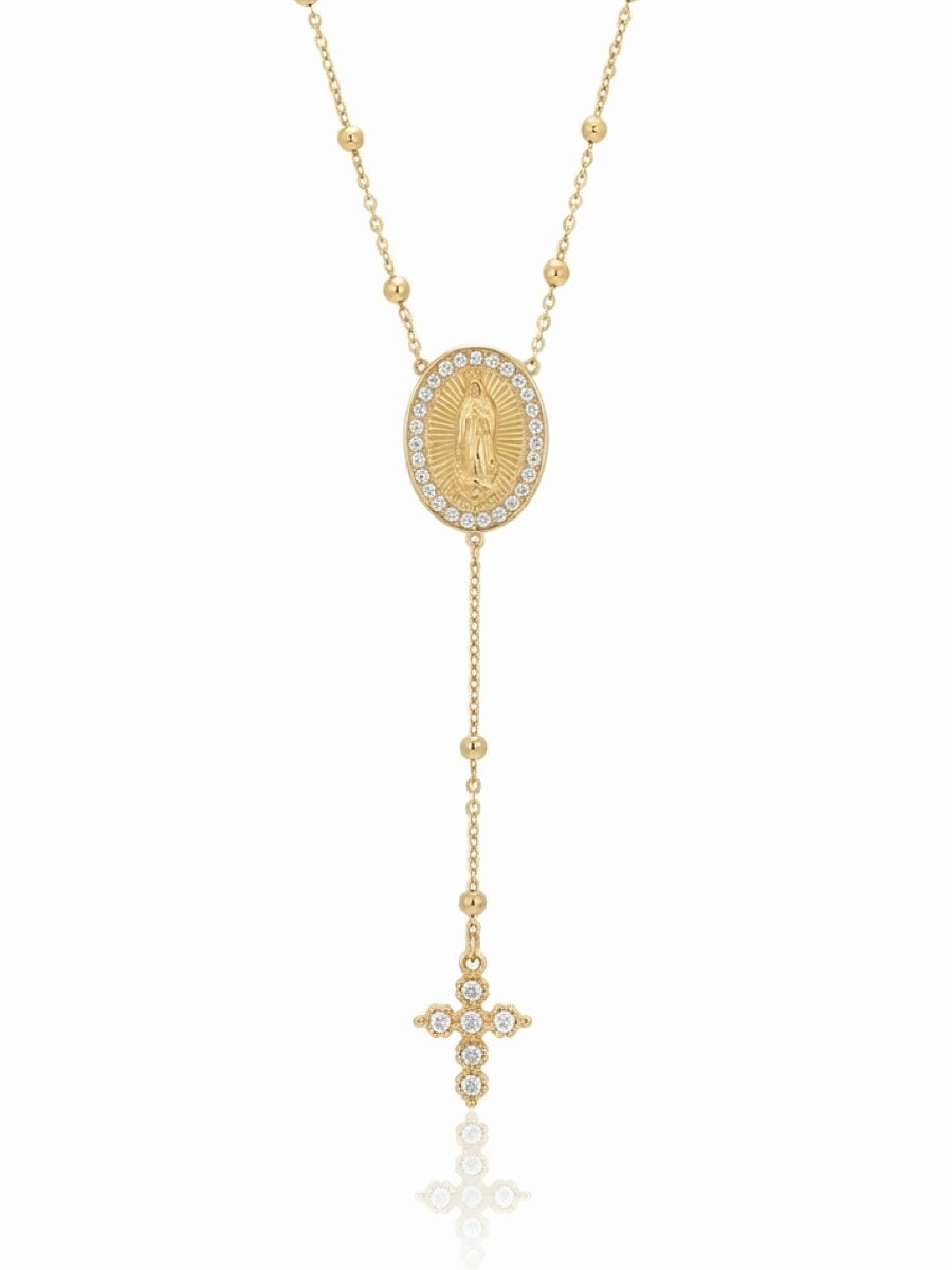 Collana Rosarium di Glamoriz Studio con pendente a fiore e dettagli eleganti, indossata su sfondo neutro.