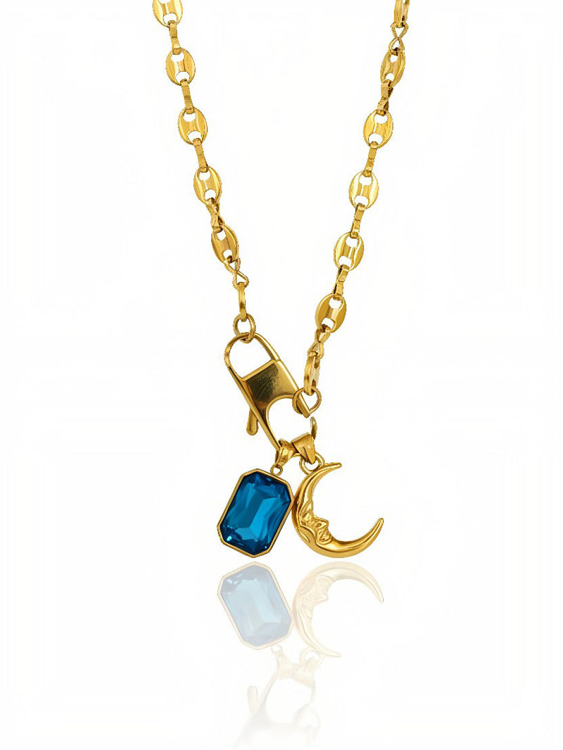 Collana Lunetta di GLAMORIZE STUDIO con pendente a forma di mezzaluna, argento lucido e dettagli eleganti.