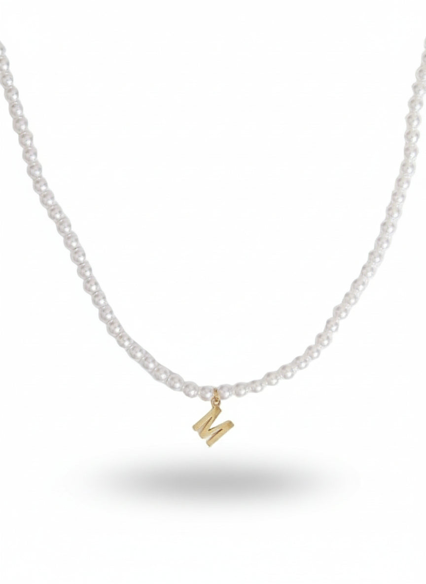 Collana di perle bianca con dettagli personalizzati, brand Glamorizе Studio, mostra le perle lucide e la chiusura elegante.