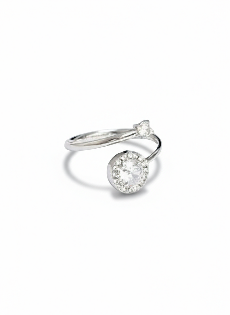 Anello Elizabeth in metallo dorato con dettagli eleganti, indossato al dito, stile raffinato e moderno.