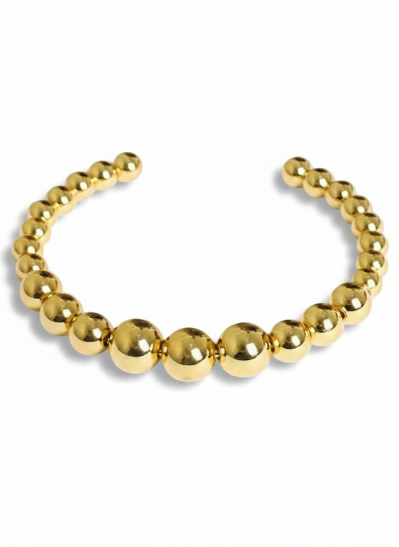 Bracciale Laura di Glamorzise Studio con dettagli eleganti e design raffinato, visibile sul polso femminile.