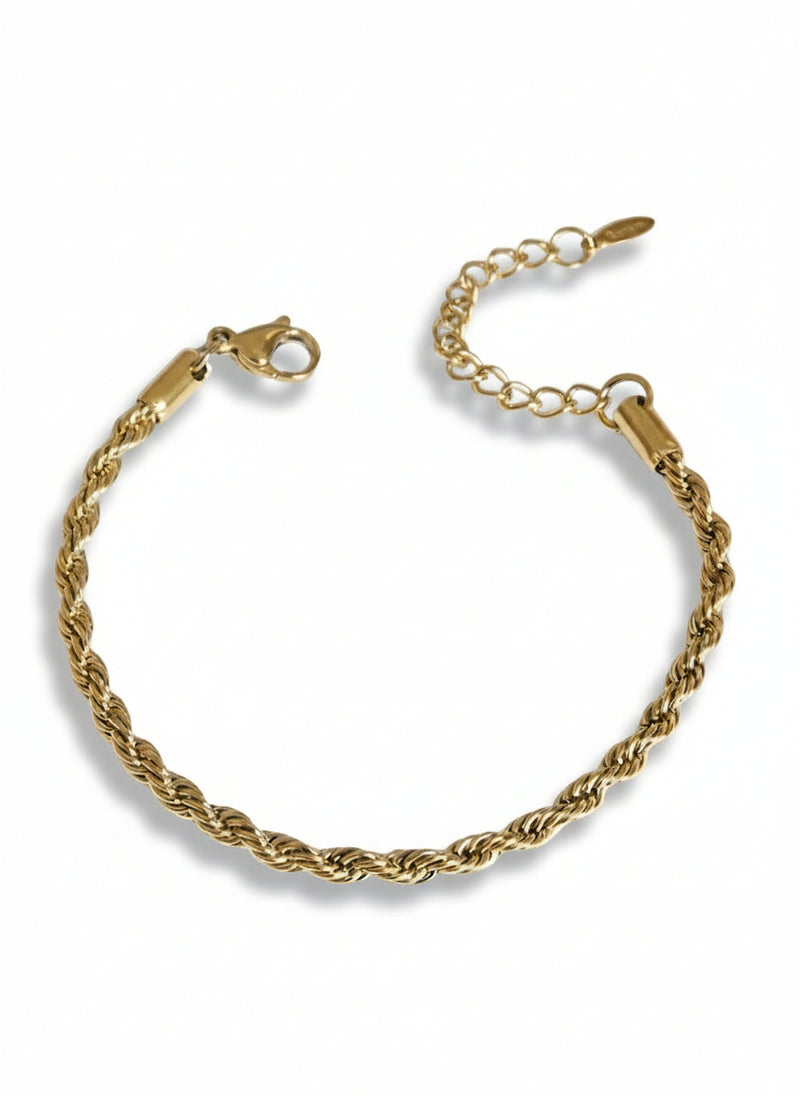 Bracciale Penelope di Glamore Studio, elegante con dettagli raffinati, indossato su polso femminile.