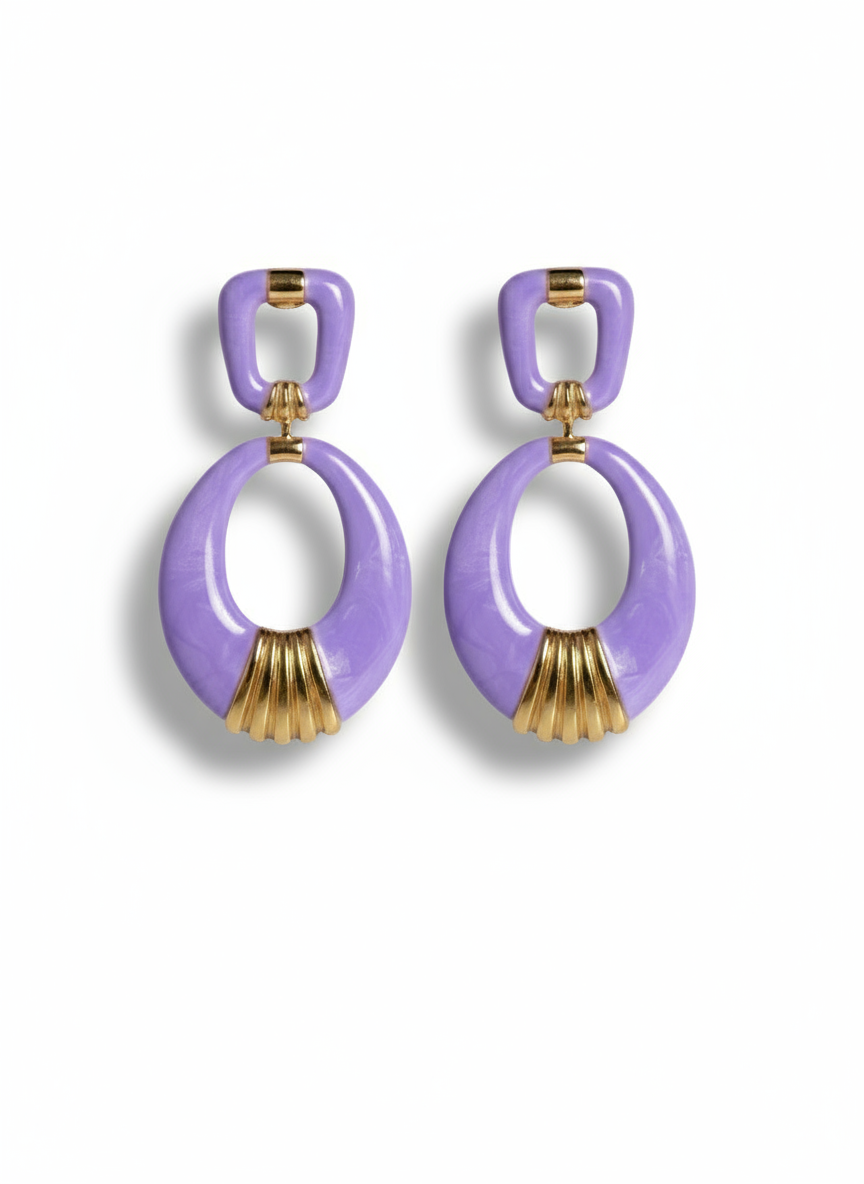 Orecchini Vera di GLAMORIZE STUDIO, eleganti e raffinati, con dettagli in metallo dorato e pietre decorative, visibili in primo piano.