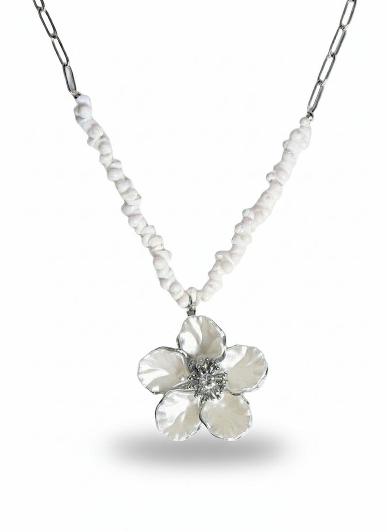 Collana Elena di GLAMORIZE STUDIO con dettagli eleganti e design raffinato, visibile in primo piano nell'immagine.