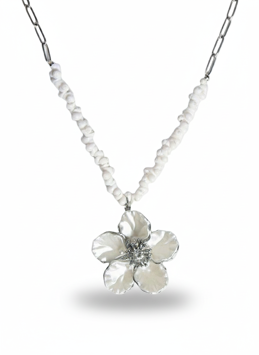 Collana Elena di GLAMORIZE STUDIO con dettagli eleganti e design raffinato, visibile in primo piano nell'immagine.