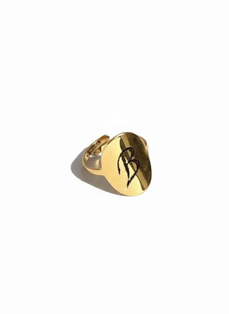Anello Lisa personalizzato di GLAMORIZE STUDIO con design elegante in argento, mostra dettagli e incisione artistica.