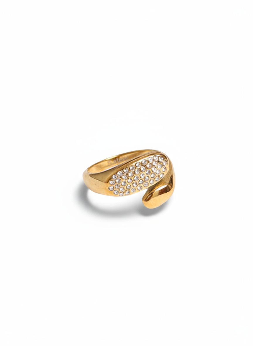 Anello Ari in argento con design elegante, indossato sul dito, firmato GLAMORIZE STUDIO.