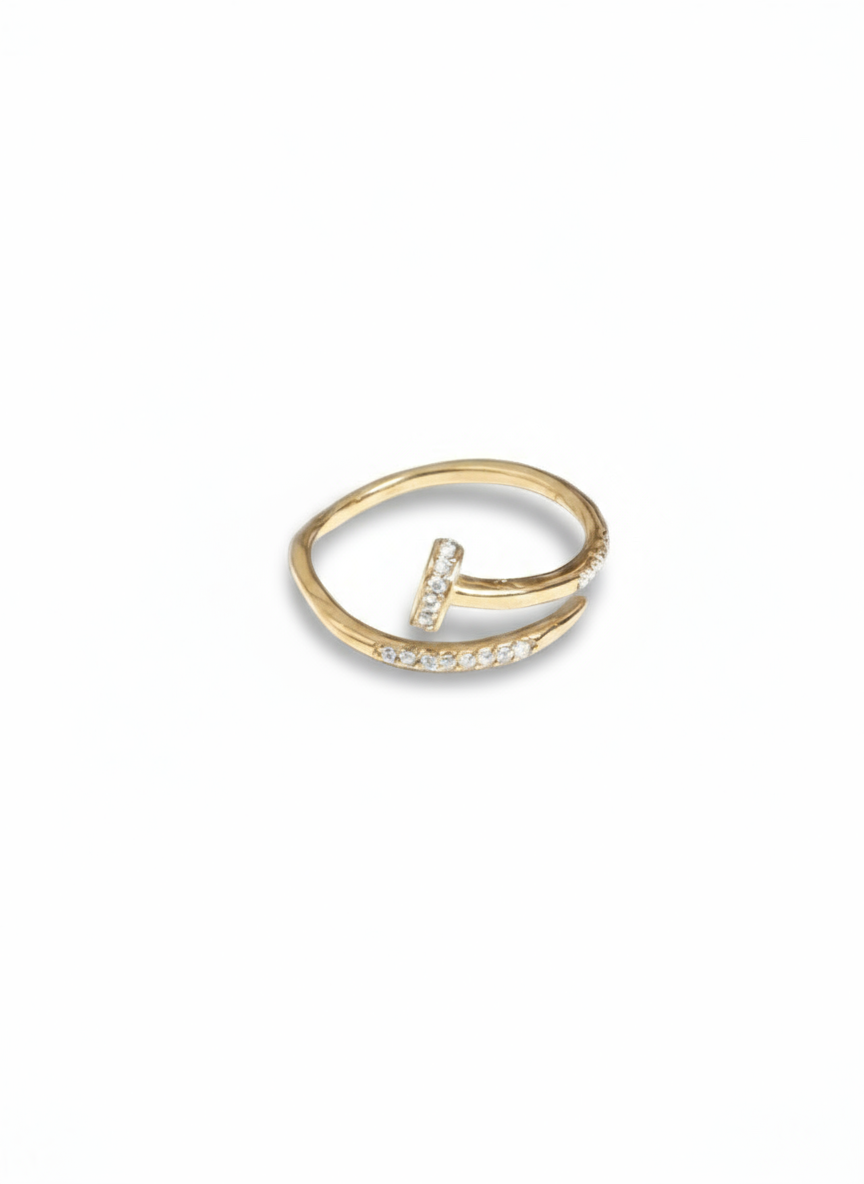 Anello Nail 2.0 di GLAMORIZE STUDIO, dettaglio dell'anello con design moderno e finitura lucida, visibile in immagine.