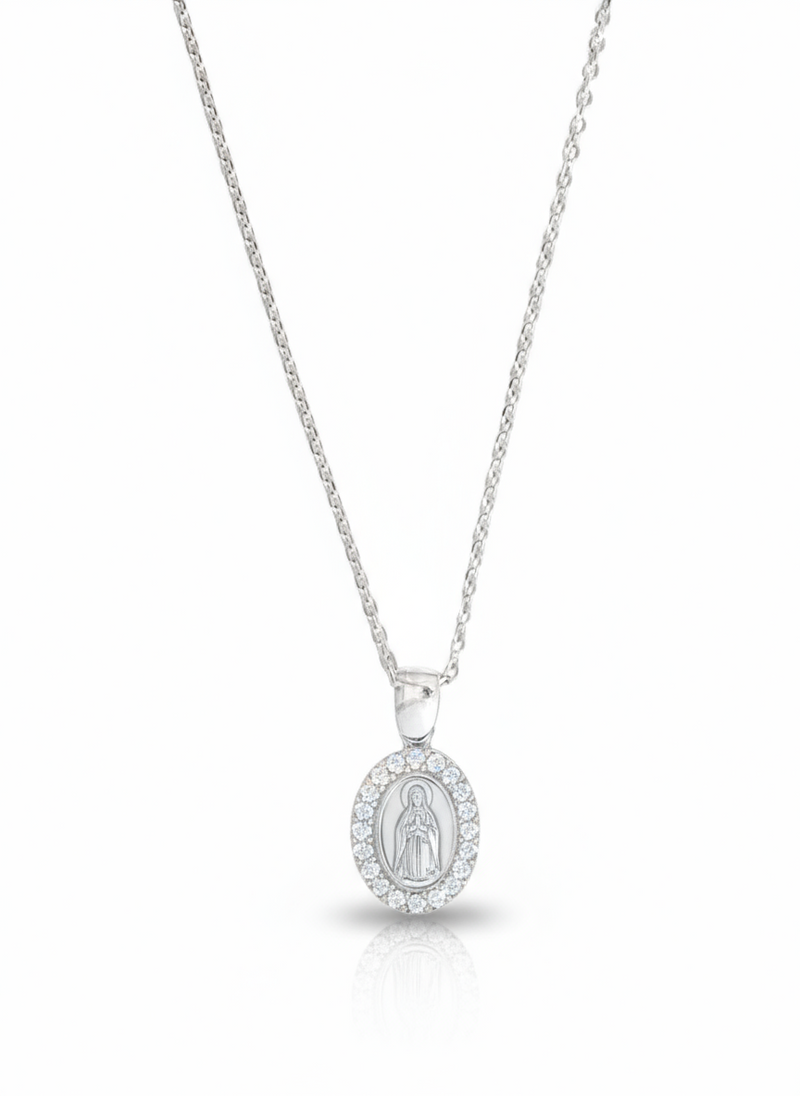 Collana Madonnina in argento 925 di GLAMORIZE STUDIO, dettaglio della pendente con immagine sacra in metallo brillante