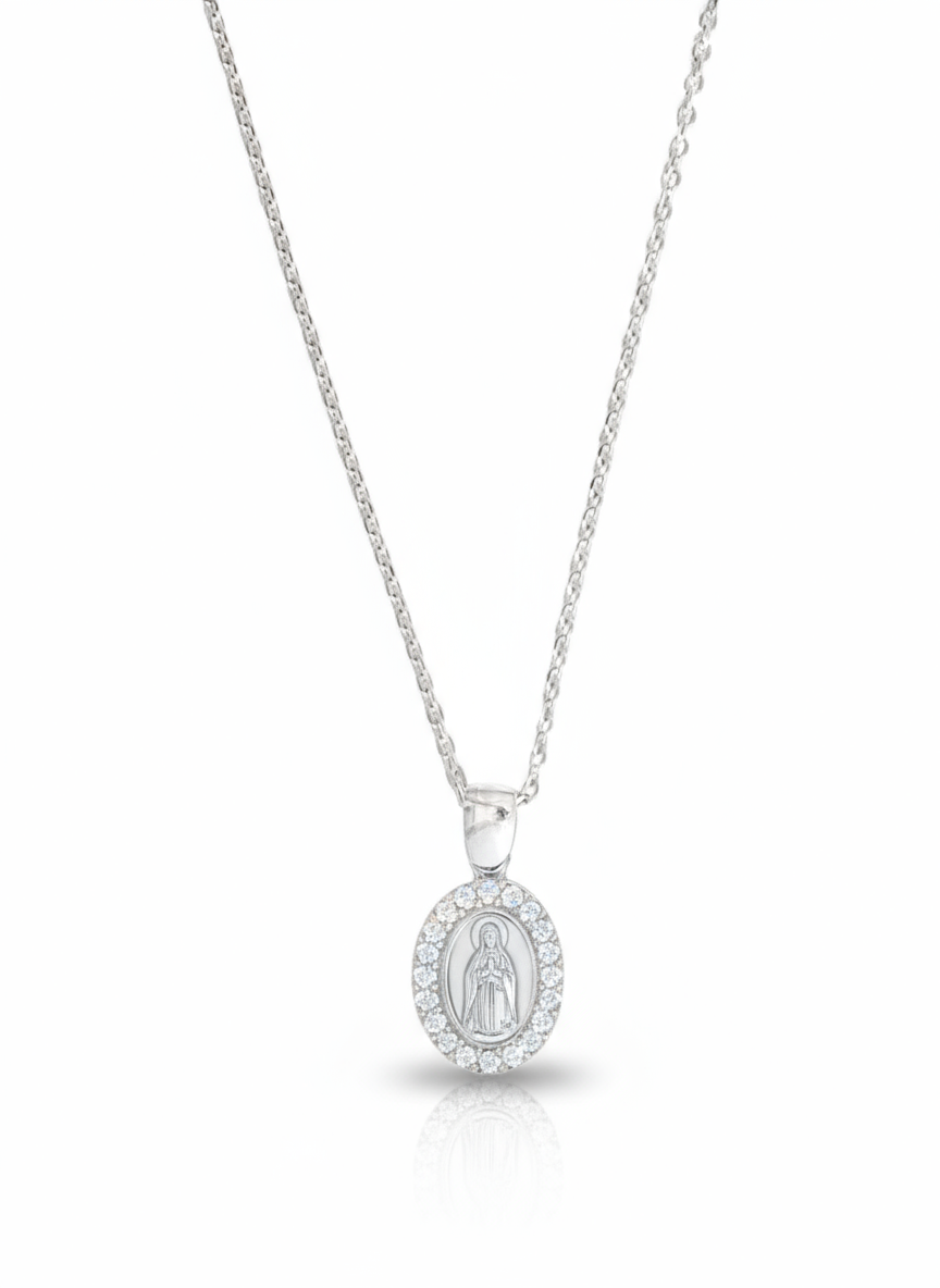 Collana Madonnina in argento 925 di GLAMORIZE STUDIO, dettaglio della pendente con immagine sacra in metallo brillante
