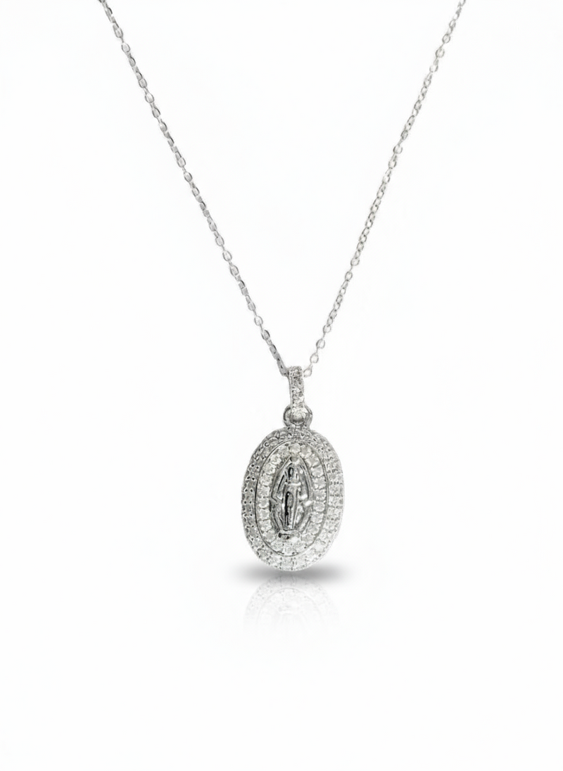 Collana Oración di GLAMORIZE STUDIO con pendente elegante, visibile su sfondo neutro, metallo dorato e design raffinato.