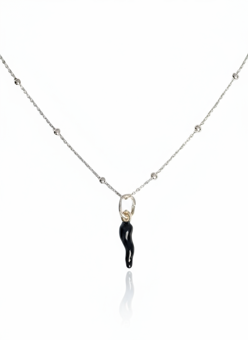 Collana Fortuna in argento 925 di GLAMORIZE STUDIO, dettaglio con ciondolo a forma di quadrifoglio e finitura lucida.