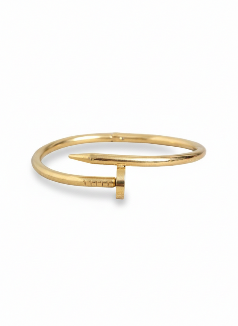 Bracciale Nail in metallo con dettagli decorativi, indossato come accessorio di moda, visibile da vicino nell'immagine.