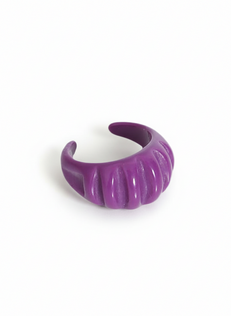 Anello Coraline di Glamorizé Studio con dettagli eleganti e design raffinato, visibile in primo piano.