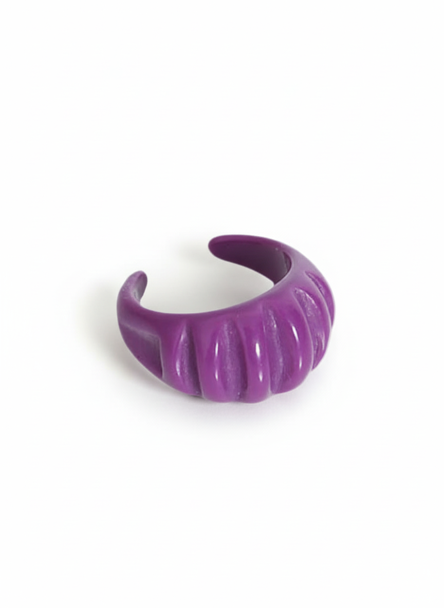 Anello Coraline di Glamorizé Studio con dettagli eleganti e design raffinato, visibile in primo piano.