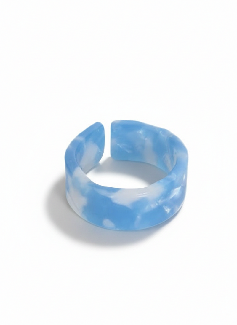 Anello Tie-Dye di GLAMORIZE STUDIO con motivo colorato e vivace, mostra il design unico e dettagliata lavorazione del gioiello.