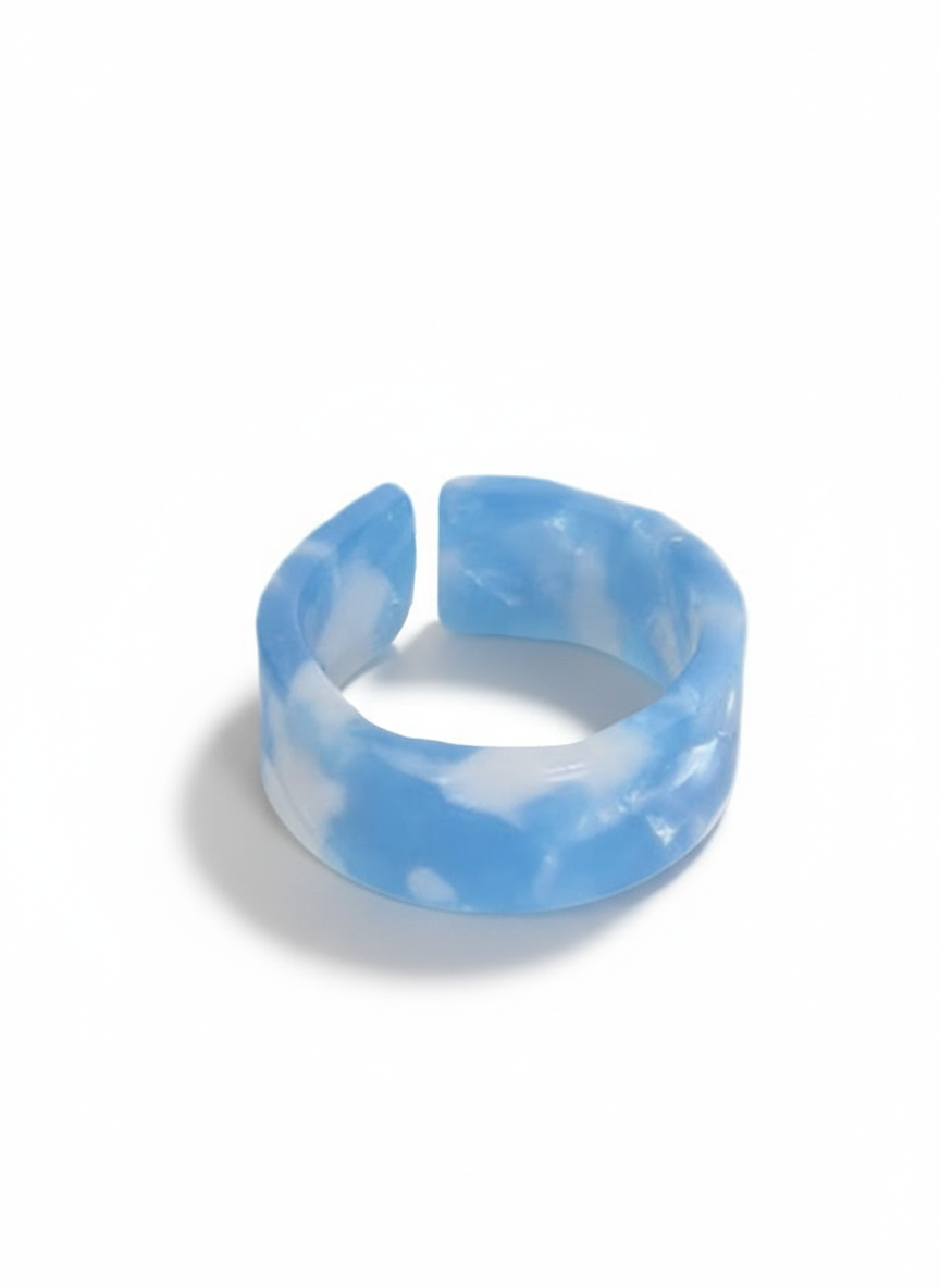 Anello Tie-Dye di GLAMORIZE STUDIO con motivo colorato e vivace, mostra il design unico e dettagliata lavorazione del gioiello.