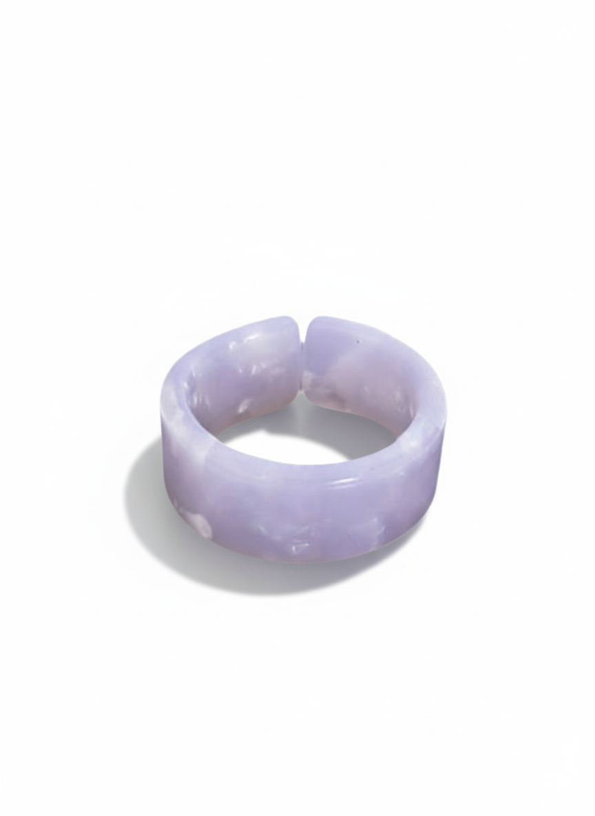 Anello Tie-Dye di GLAMORIZE STUDIO con motivo colorato e vivace, mostrato sul dito in primo piano.