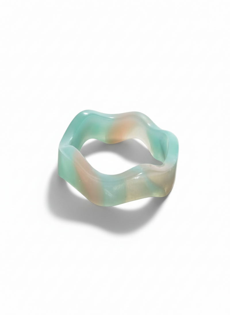 Anello Wavy di GLAMORIZE STUDIO con design ondulato in metallo lucido, visibile in primo piano.