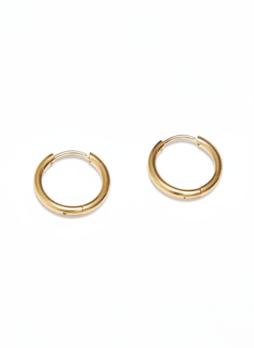 Orecchini Circle Essential di GLAMORIZE STUDIO, orecchini a cerchio minimalisti in metallo dorato, visibili in primo piano.