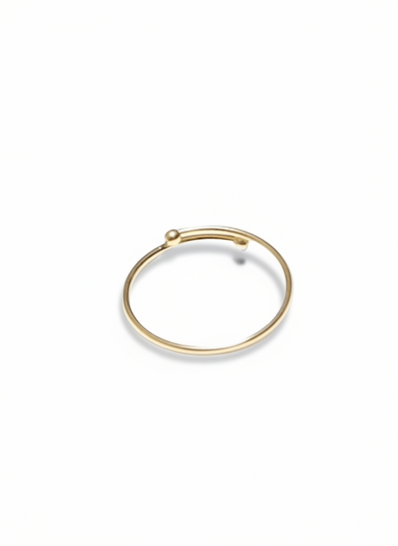 Anello fedina in argento di GLAMORIZE STUDIO, con superficie liscia e lucente, indossato su un dito.