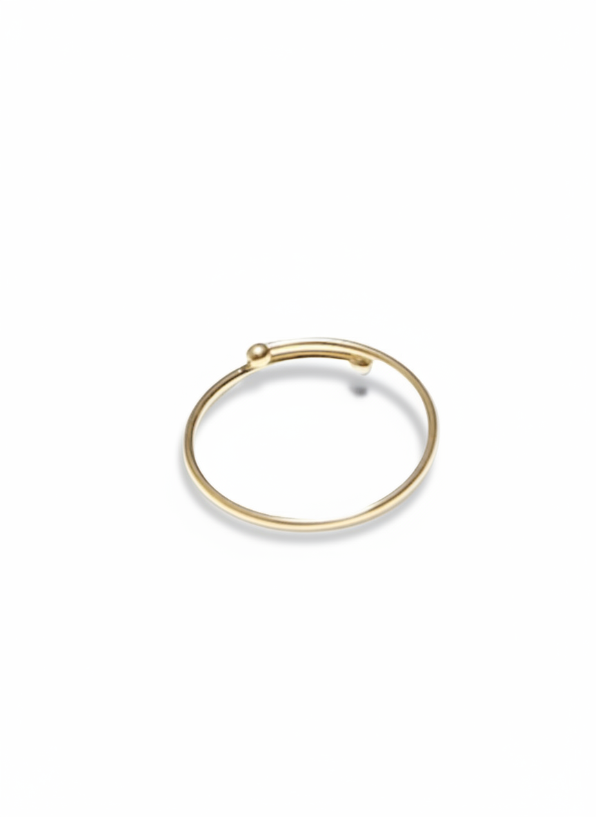 Anello fedina in argento di GLAMORIZE STUDIO, con superficie liscia e lucente, indossato su un dito.