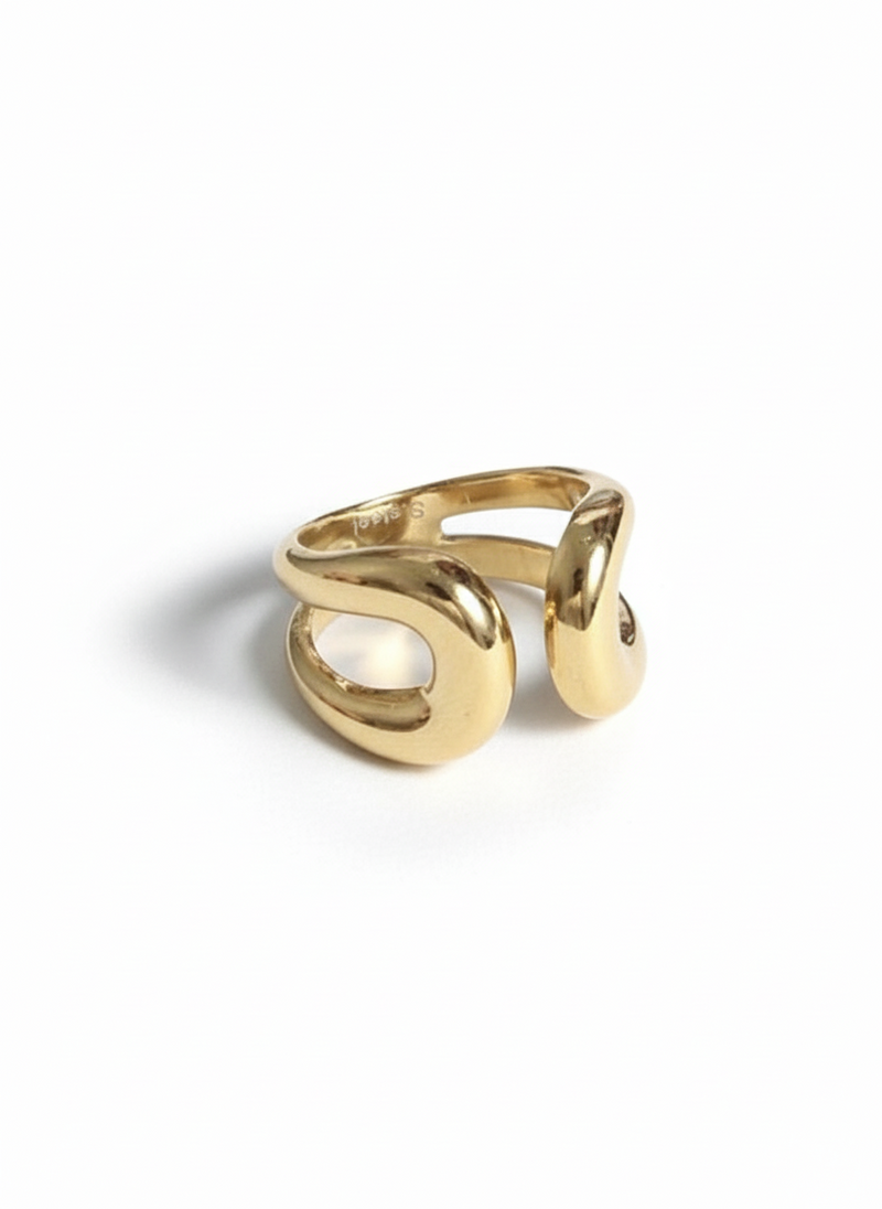 Anello Hanna di GLAMORIZE STUDIO in metallo con dettagli eleganti, mostrato su uno sfondo neutro.