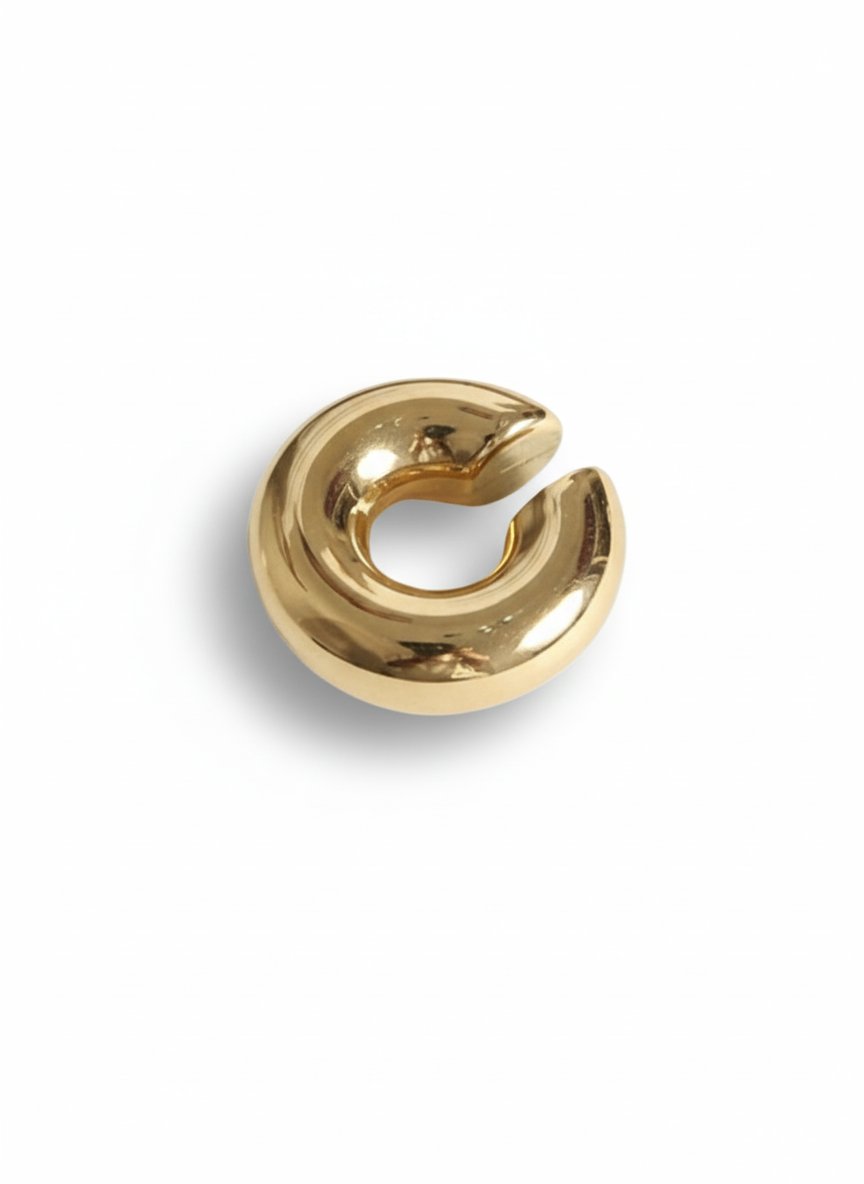 Earcuff Cristy di GLAMORIZE STUDIO, design elegante con dettagli decorativi in metallo color oro, visibile sull'orecchio.