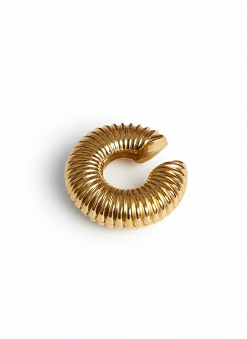 Earcuff Jenna di GLAMORIZE STUDIO, design elegante in metallo, indossato sull'orecchio con dettagli moderni e raffinati.