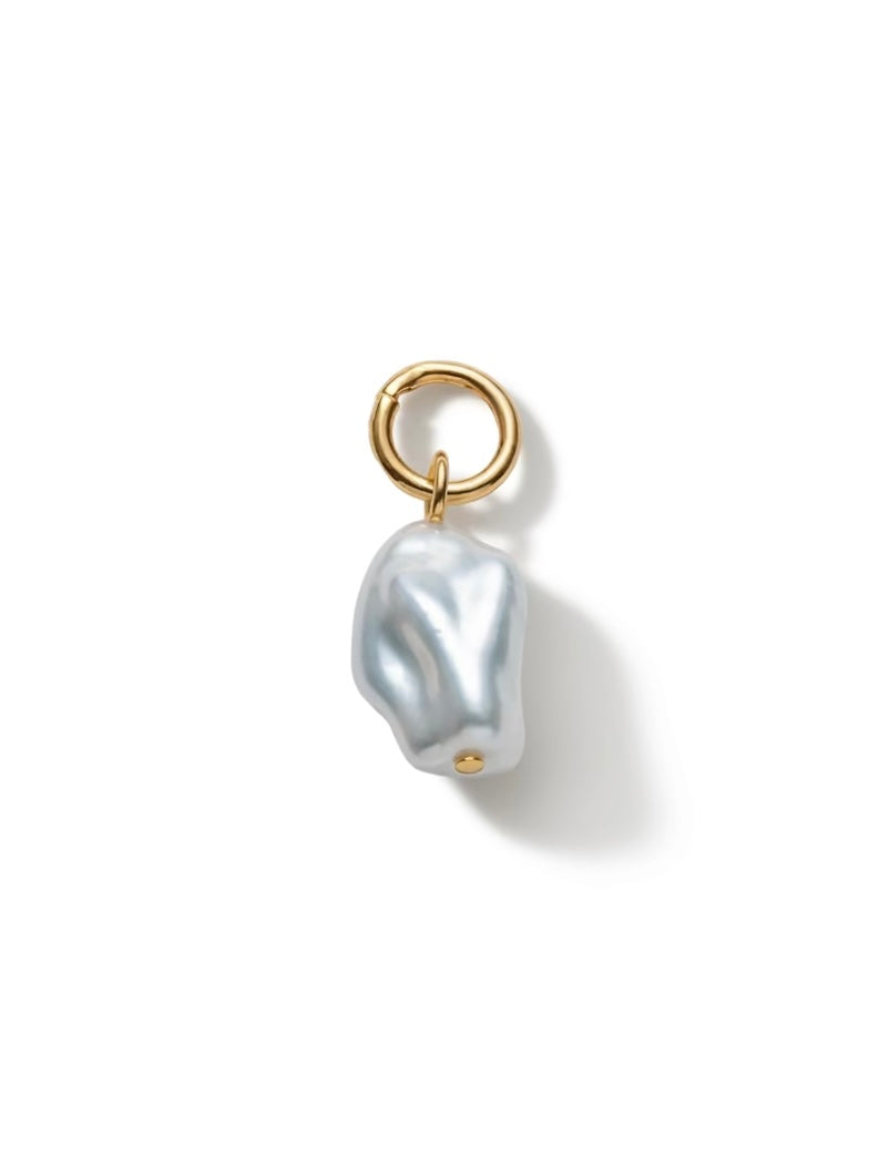Ciondolo GLAMORIZE con perla irregolare, design elegante su sfondo neutro