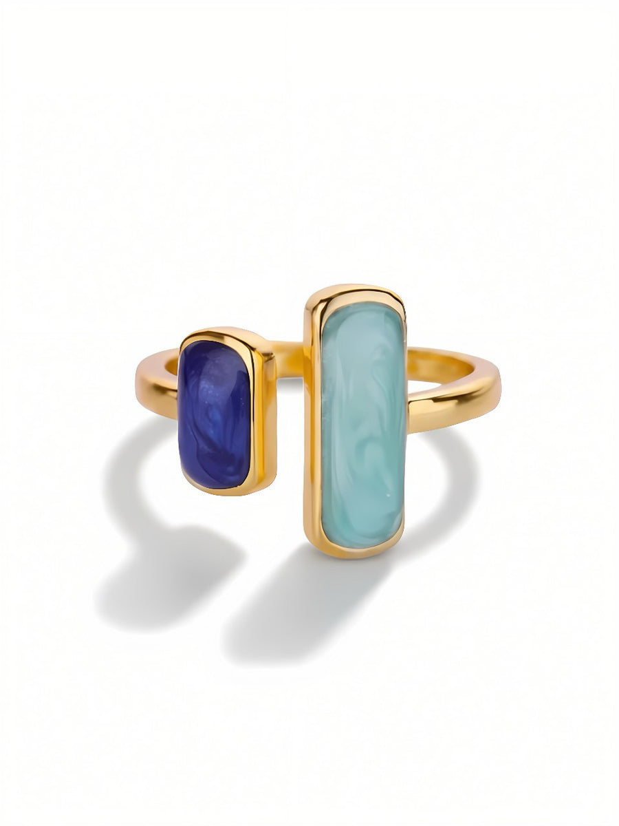 Anello Tyche in metallo con dettagli eleganti, indossato sulla mano, da GLAMORIZE STUDIO.