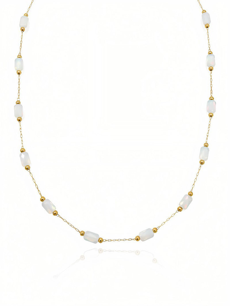 Collana Calliope di GLAMORIZE STUDIO con pendente elegante in metallo dorato e dettagli raffinati, indossata su sfondo neutro.