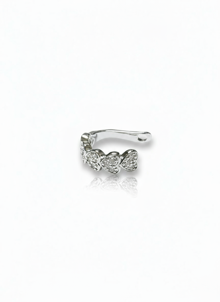 Earcuff Love di GLAMORIZE STUDIO, orecchino a Cuff elegante con design a cuore, visibile sull'orecchio di una modella.