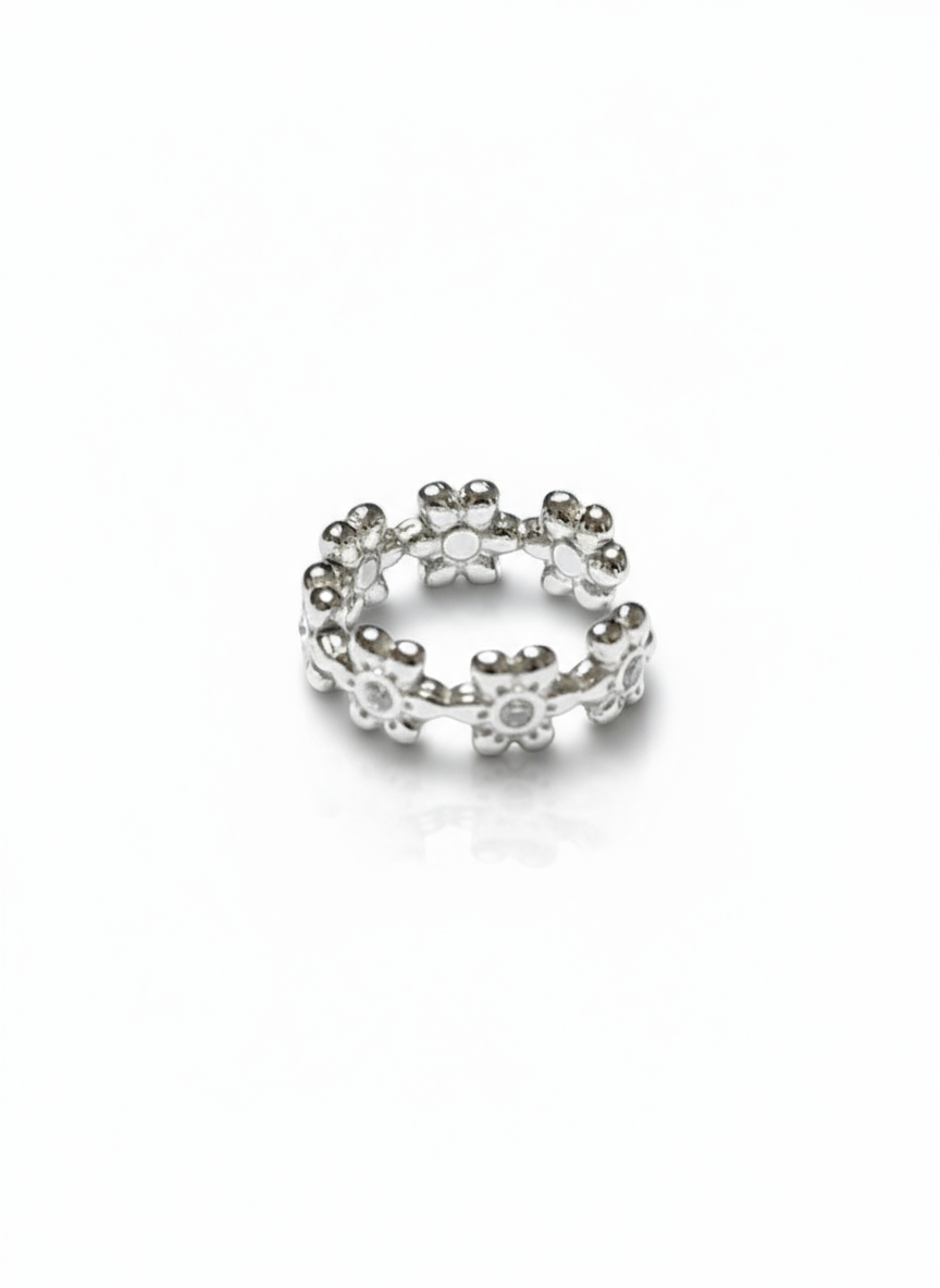 Earcuff Flora di GLAMORIZE STUDIO, ornamento elegante in metallo con design floreale, indossato sull'orecchio sinistro.