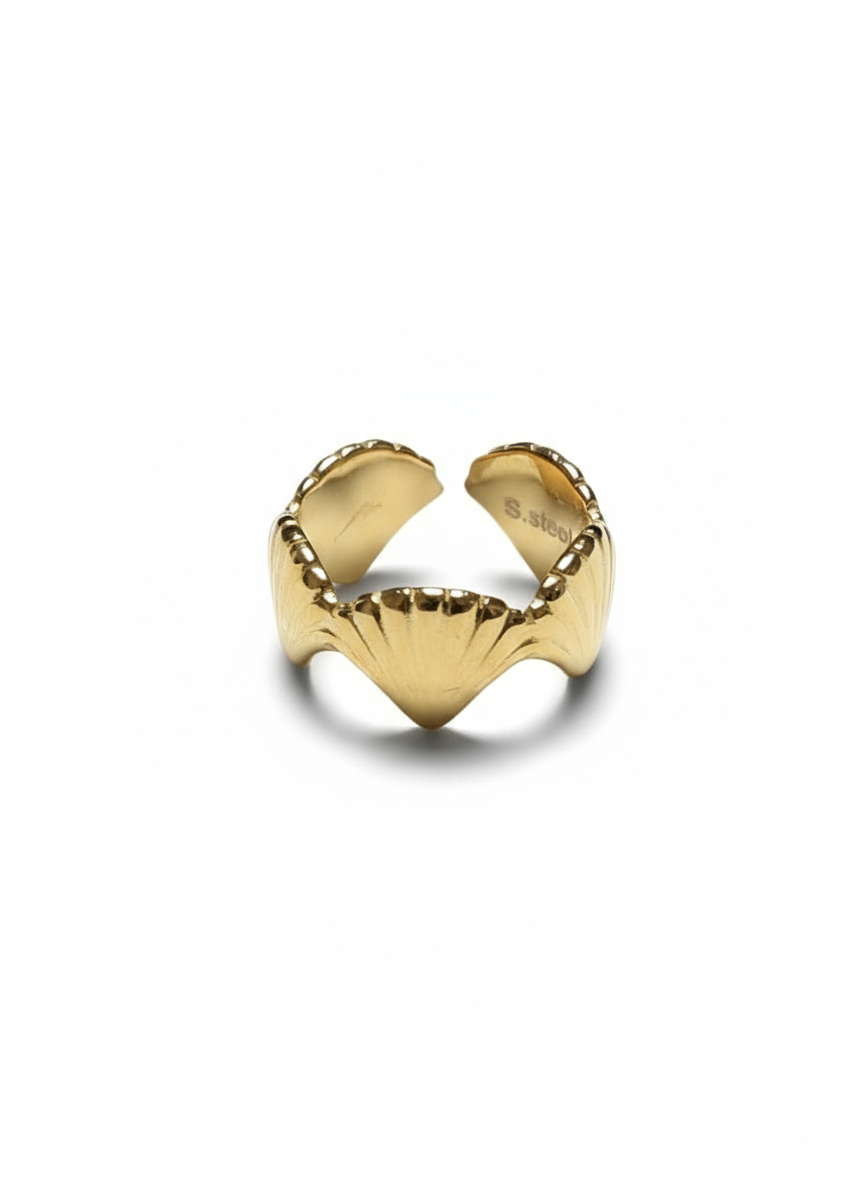 Anello conchiglia in argento di Glamoriz Studio, dettaglio di un gioiello con forma di conchiglia elegante e raffinata.