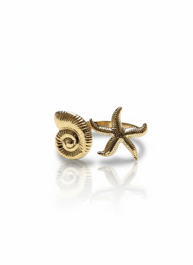 Anello Maia di GLAMORIZE STUDIO, con design elegante e dettagli raffinati, mostrato in primo piano su sfondo neutro.