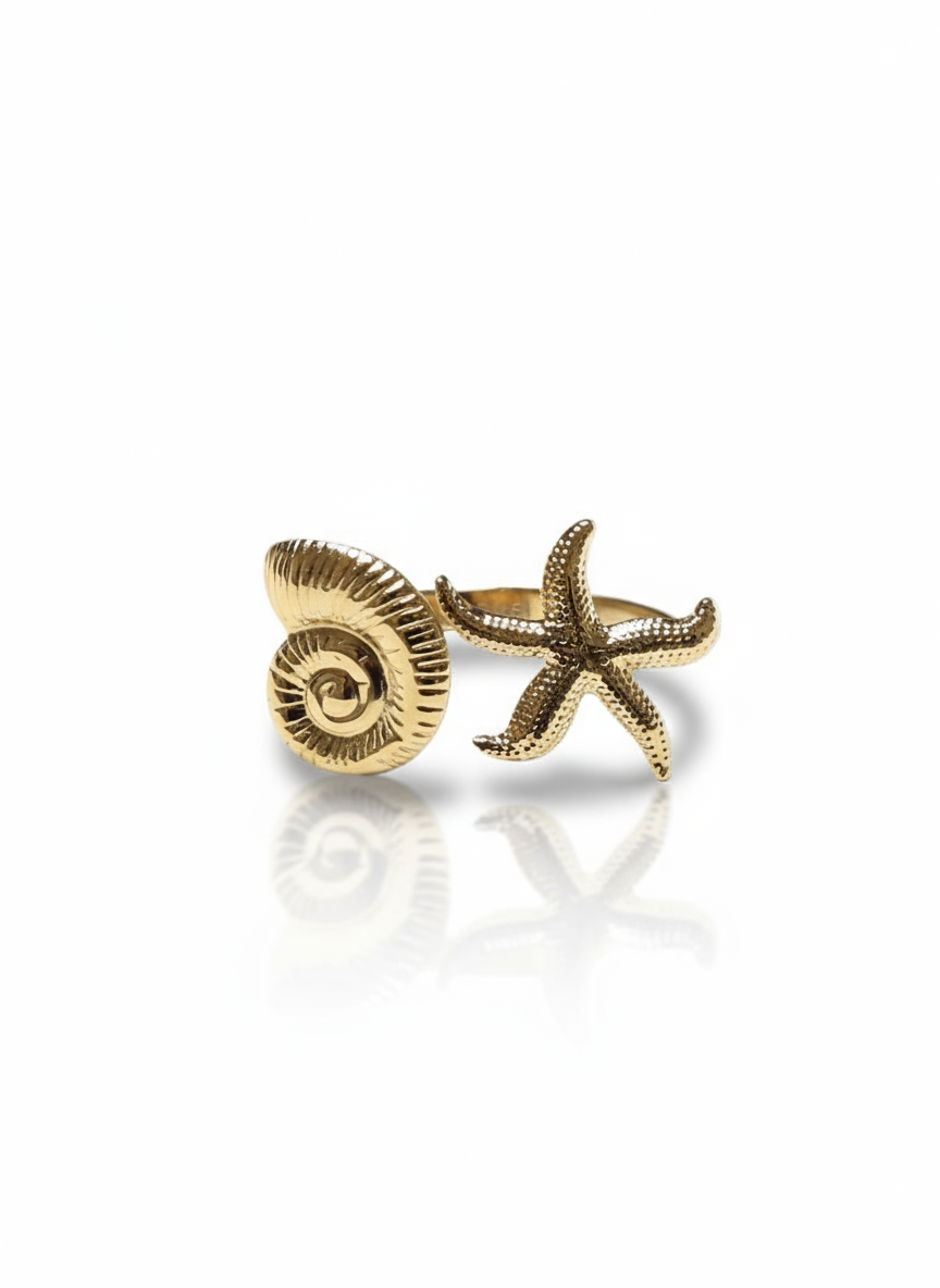 Anello Maia di GLAMORIZE STUDIO, con design elegante e dettagli raffinati, mostrato in primo piano su sfondo neutro.