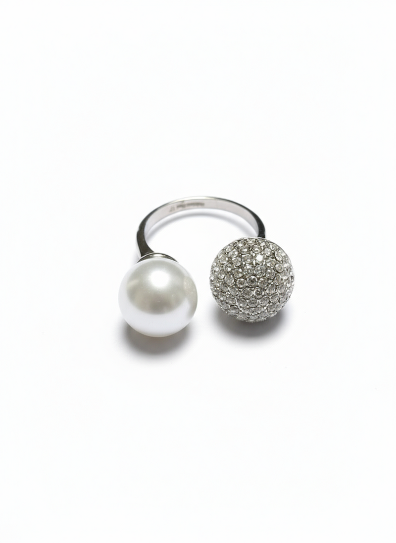 Anello Debora di GLAMORIZE STUDIO, in oro rosa con dettagli eleganti, visibile in primo piano su sfondo neutro.