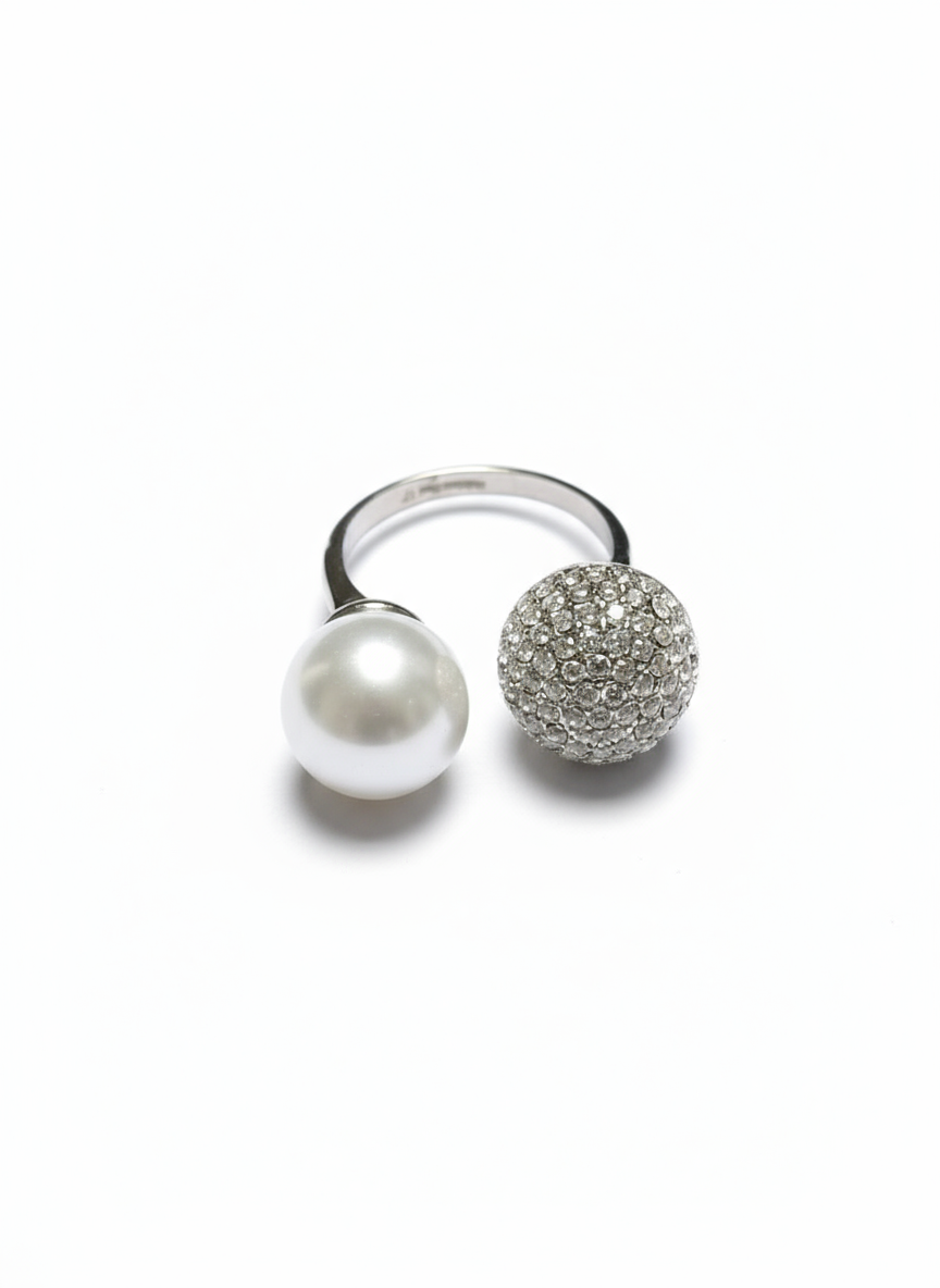 Anello Debora di GLAMORIZE STUDIO, in oro rosa con dettagli eleganti, visibile in primo piano su sfondo neutro.