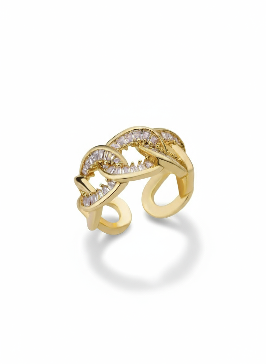 Anello Chain di GLAMORIZE STUDIO in metallo con catena semplice e moderna, indossato al dito con dettagli eleganti.