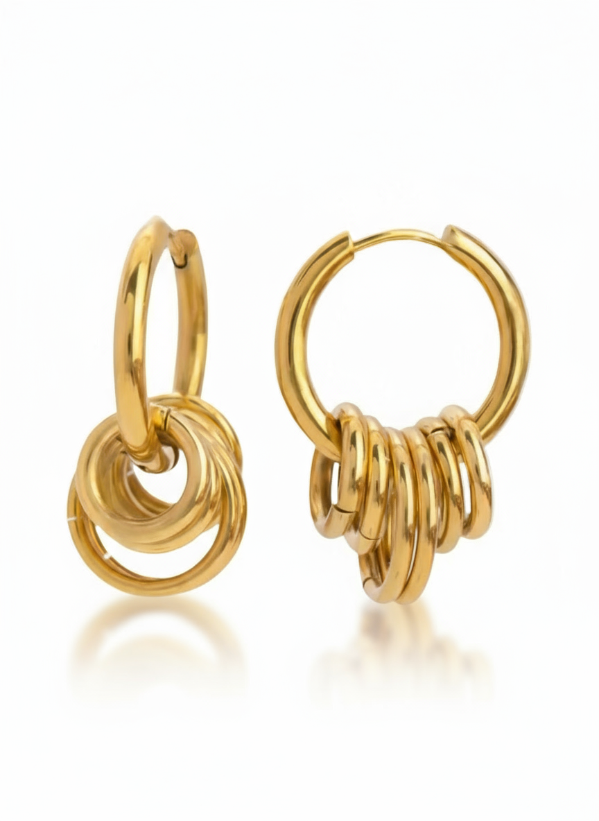 Orecchini Gaia di Glamourize Studio con design elegante e dettagli raffinati, indossati su orecchio femminile.