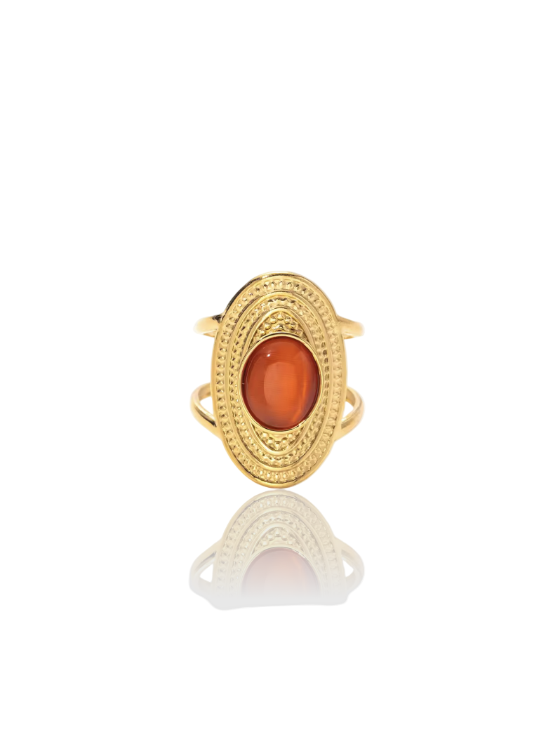 Anello Gitan in argento con dettagli decorativi, indossato sul dito, proveniente da GLAMORIZE STUDIO, design elegante e artigianale.