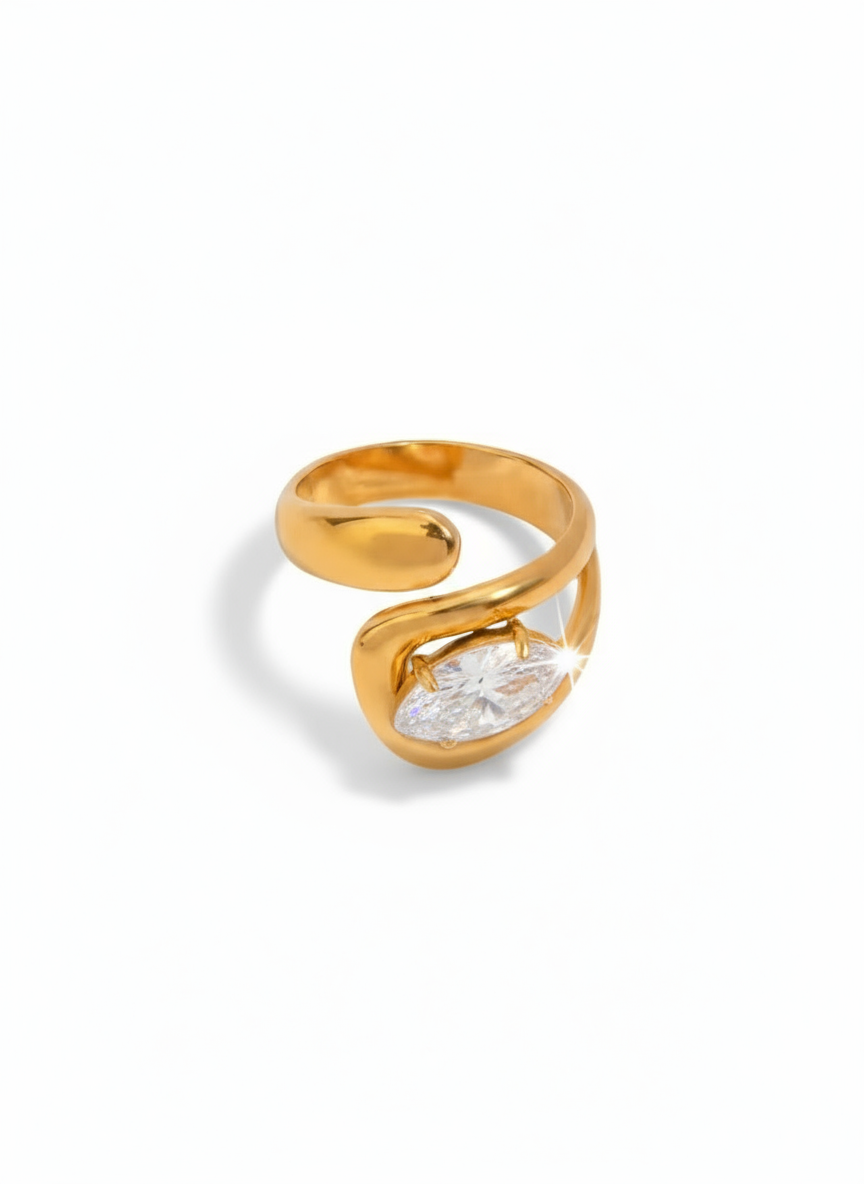 Anello Brigitte in argento con design elegante, indossato sul dito, messo in evidenza con sfondo neutro.